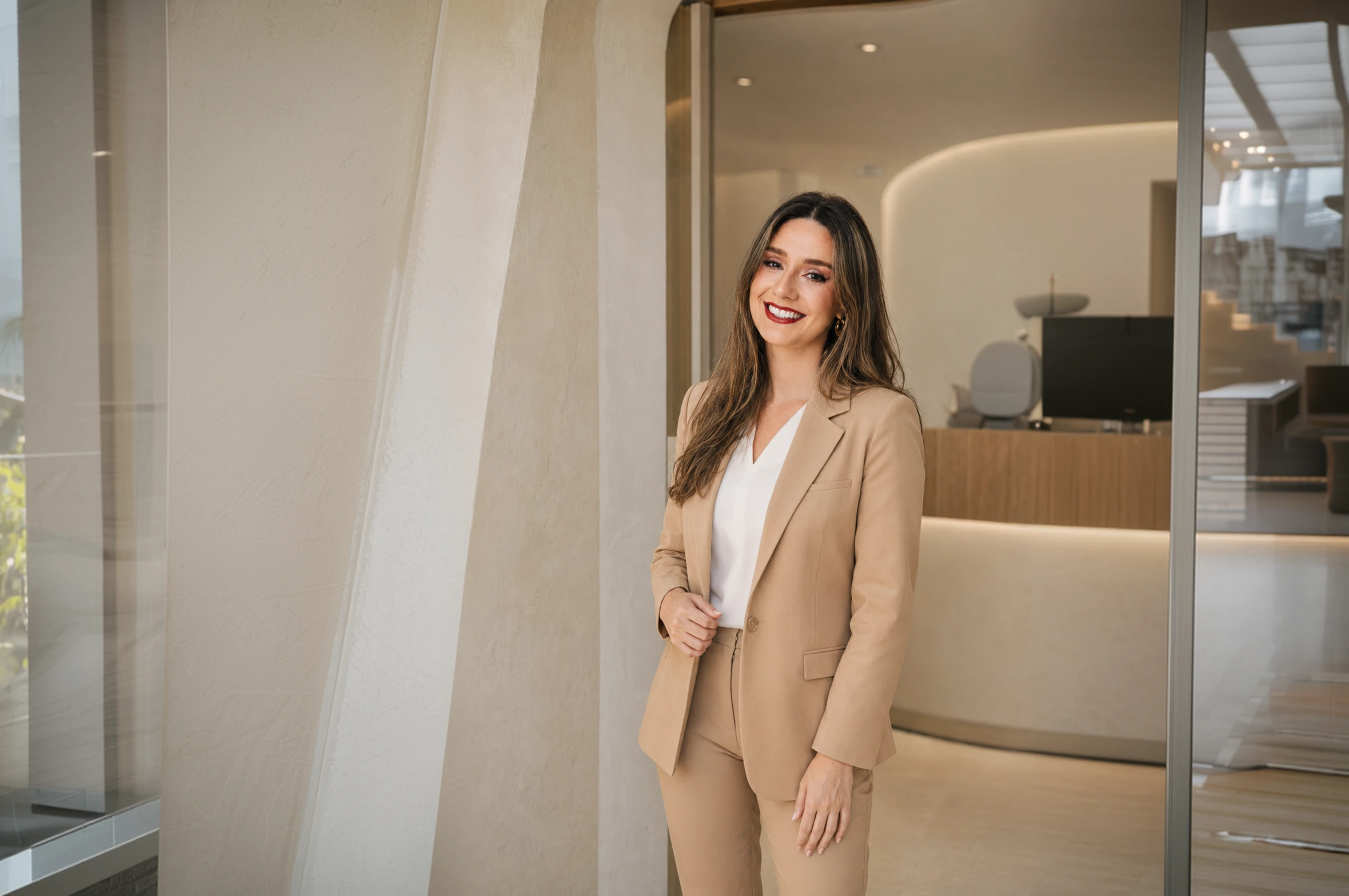 Dra. Clara Chamas em seu consultório